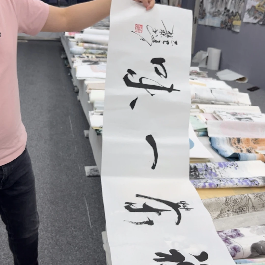 国画卖字画的小男孩