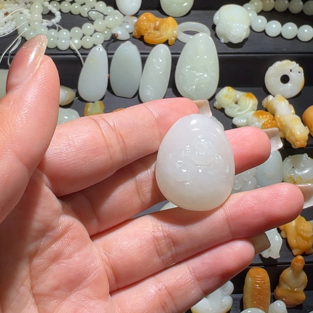 和田玉未镶嵌颈饰玉**易