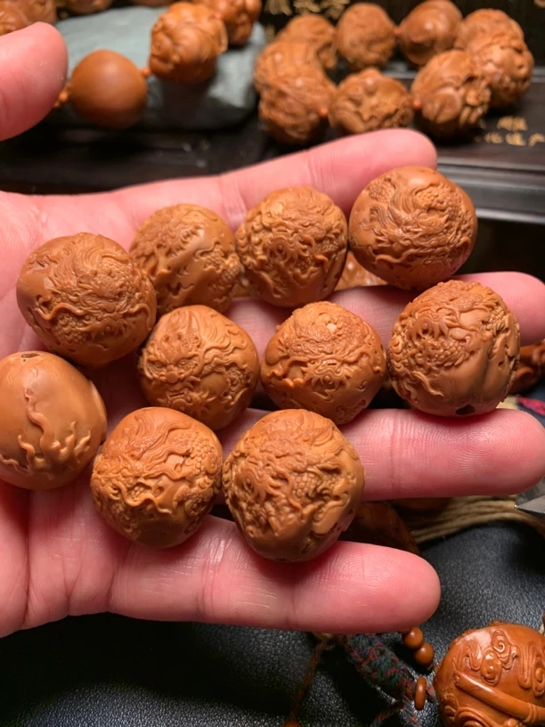 九龙献瑞 橄榄核雕 李军本工