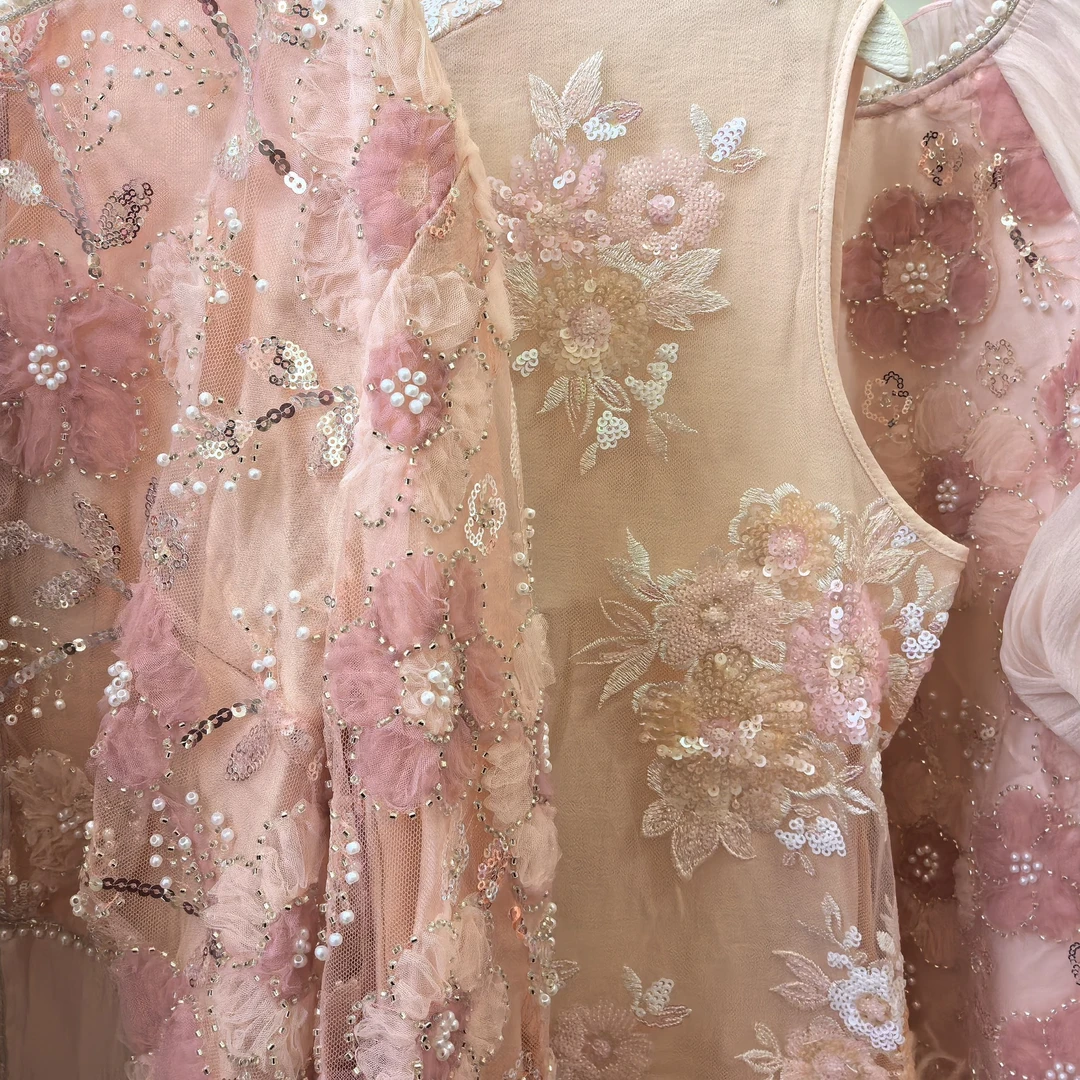 亮片钉珠红色绿色网纱吊带连衣裙时尚设计吸睛之选