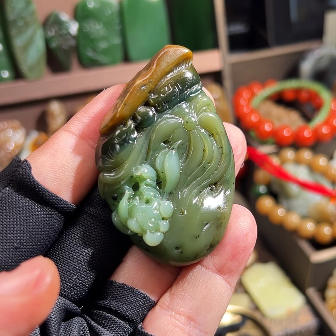 和田玉（碧玉）把件未镶嵌57g俄碧乌兰海带皮四色特色料