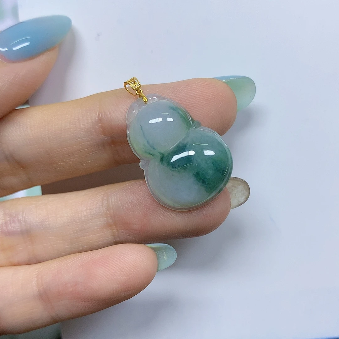 牛***牛翡翠18K金镶嵌颈饰挂件