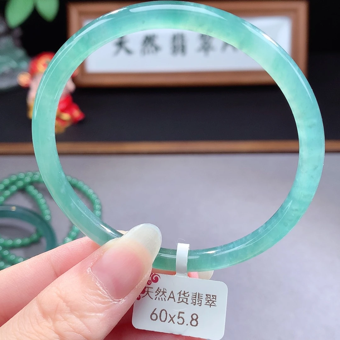 未镶嵌手镯（圆镯）翡翠