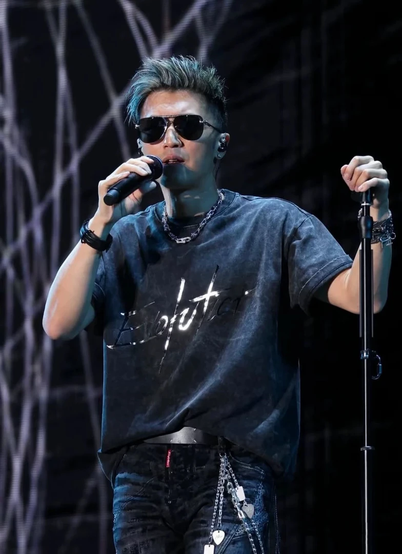 新款明星同款大牌镭射字母印花T恤