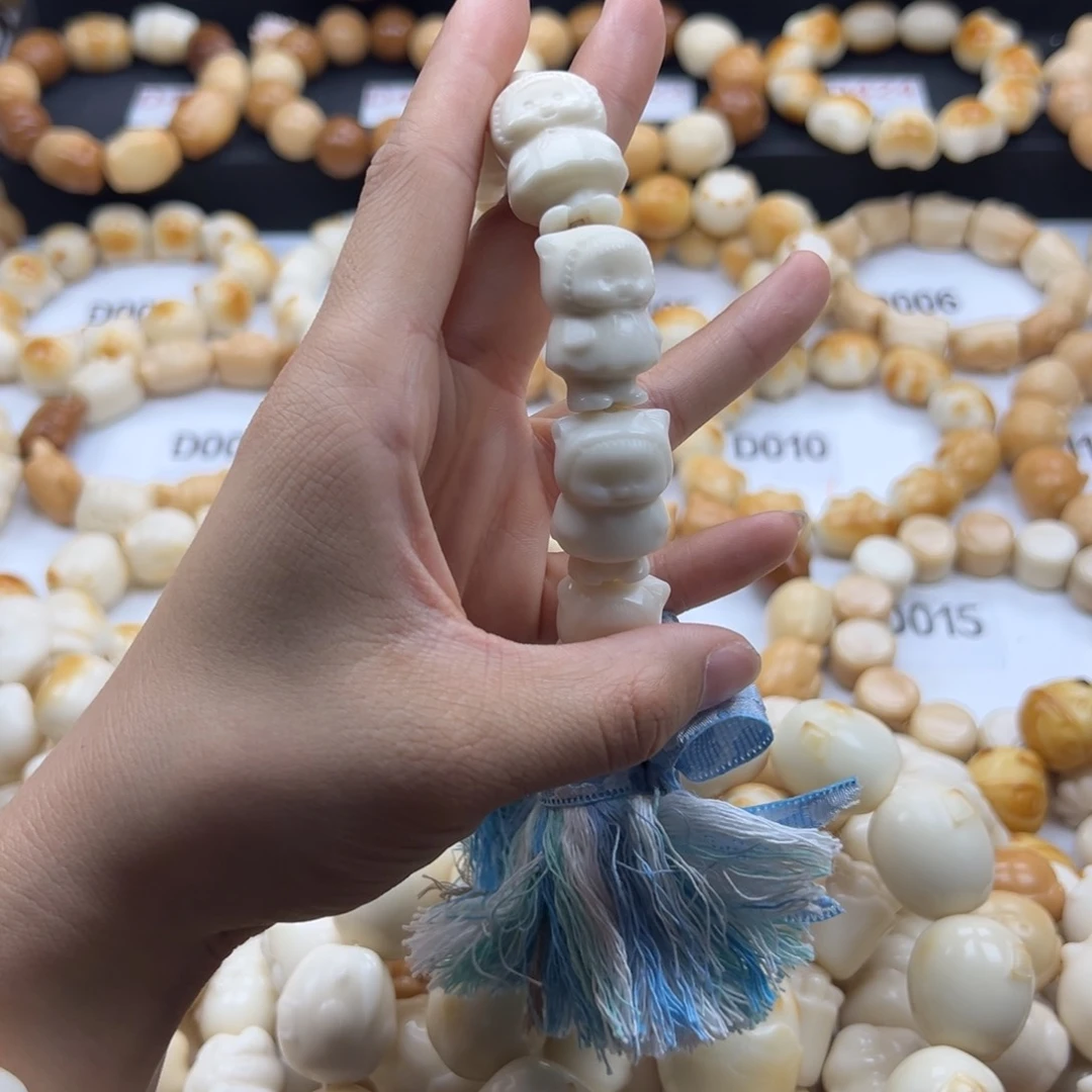 吊坠白玉菩提远*单圈奶茶红帽