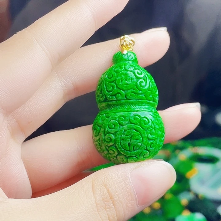 颈饰18K金镶嵌翡翠多样性