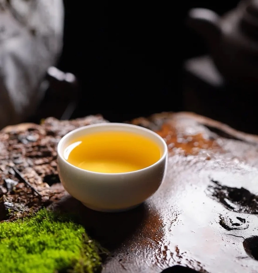 炸仓库专用  2012年大雪山老茶357g  云南普洱生茶紧压茶