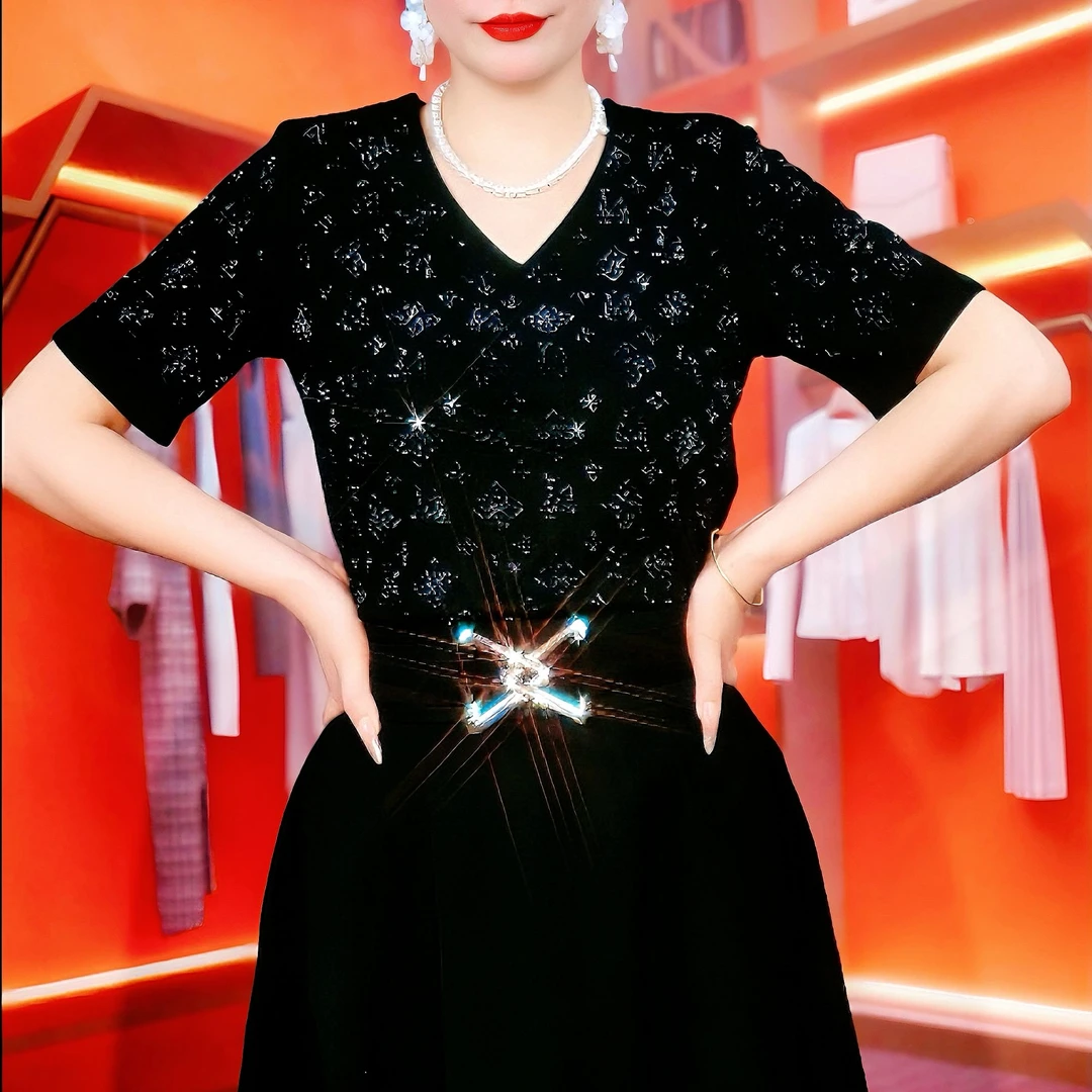 【绿草如茵】2025夏季新款镶钻V领宽松型黑色短袖法式气质打底衫