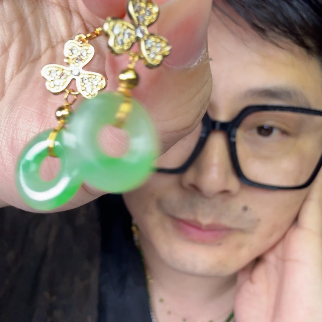 翡翠未镶嵌颈饰一对