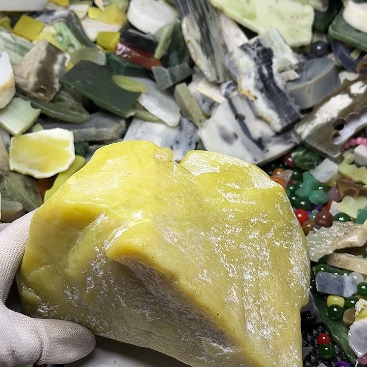 未镶嵌透闪石质玉珠宝奇石