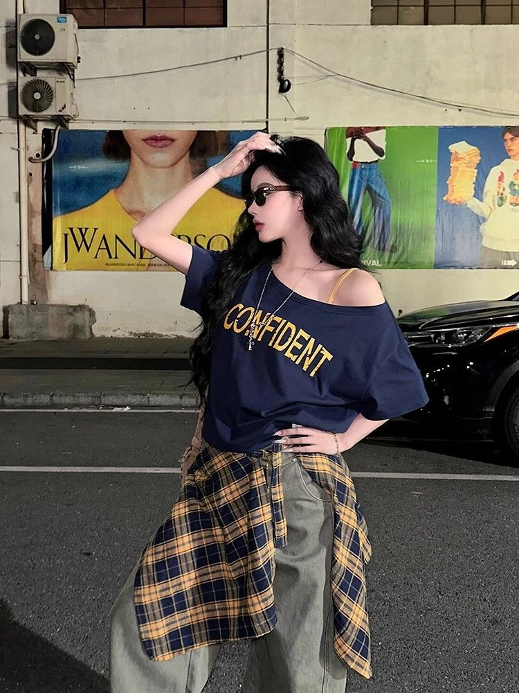 藏青色设计感露肩短袖T恤女夏季辣妹斜肩字母休闲宽松显瘦上衣