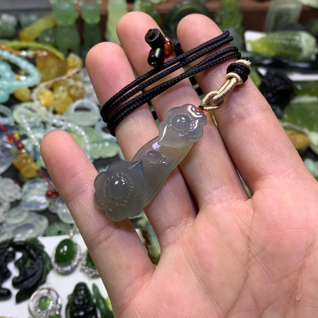 岫玉未镶嵌颈饰如意