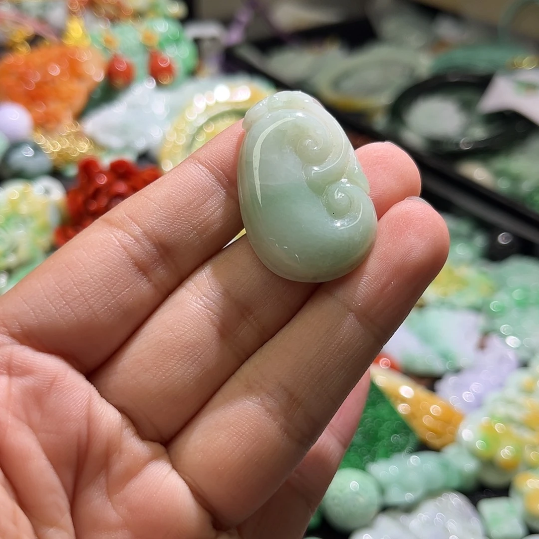 翡翠未镶嵌颈饰待编织