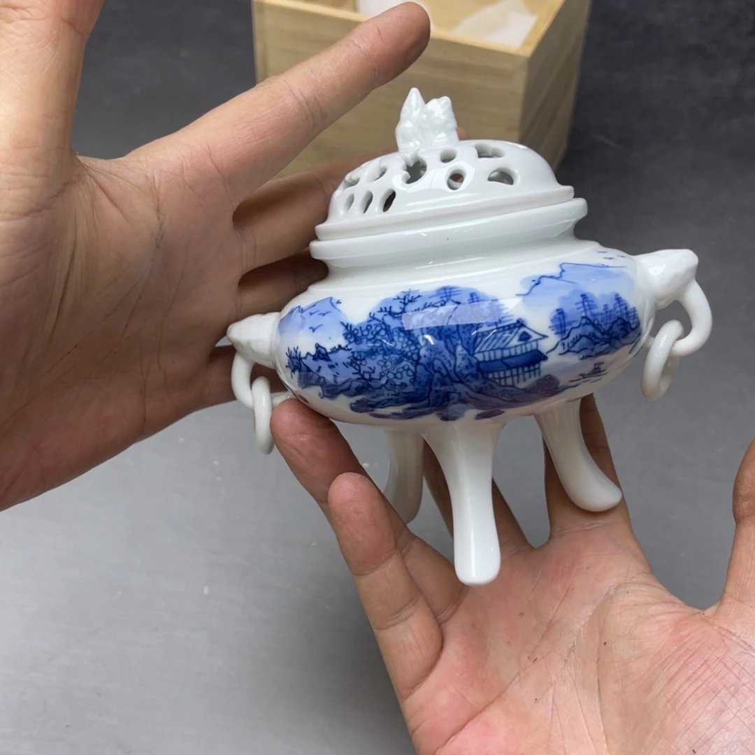 瓷片密密麻麻地排列着一个