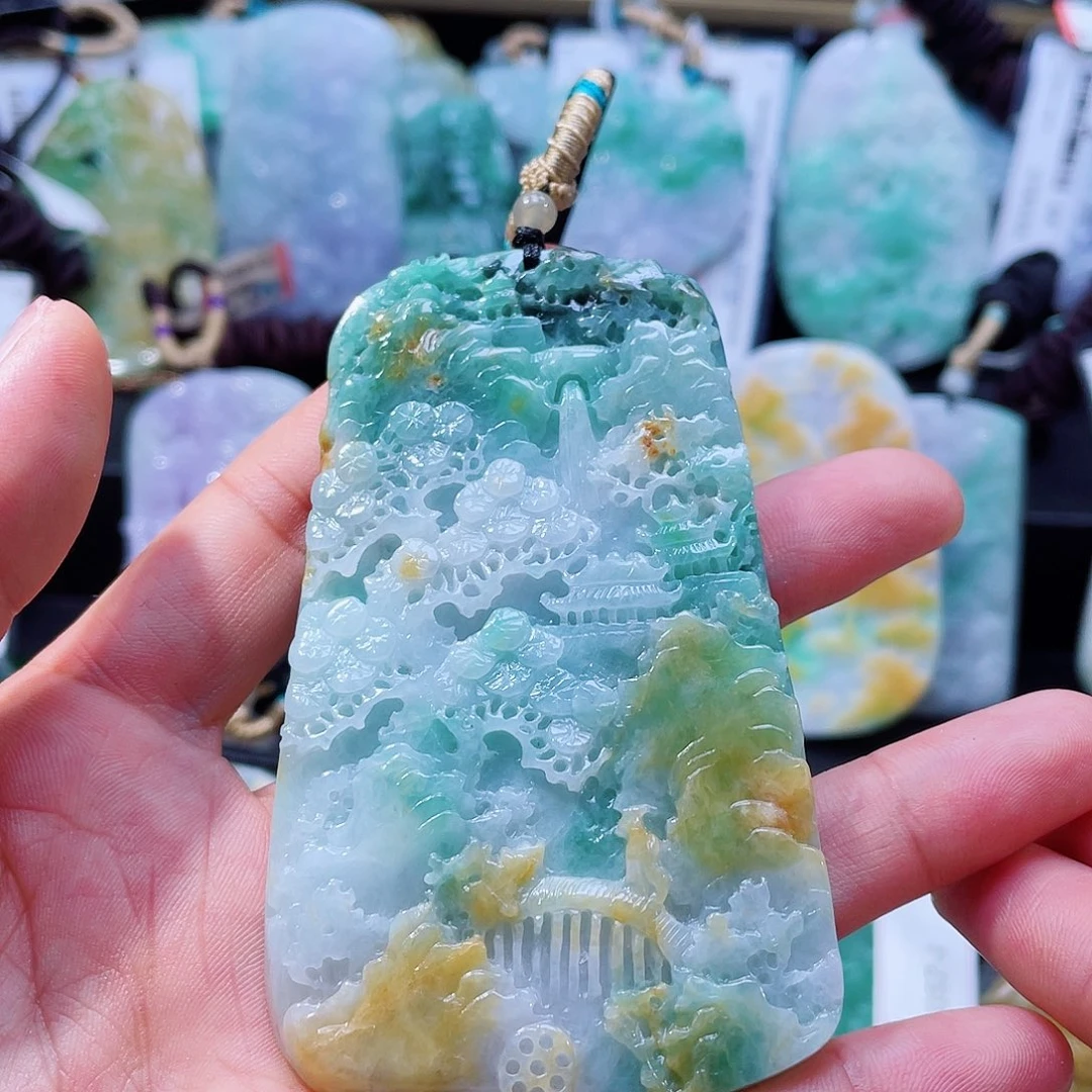 翡翠未镶嵌颈饰一个