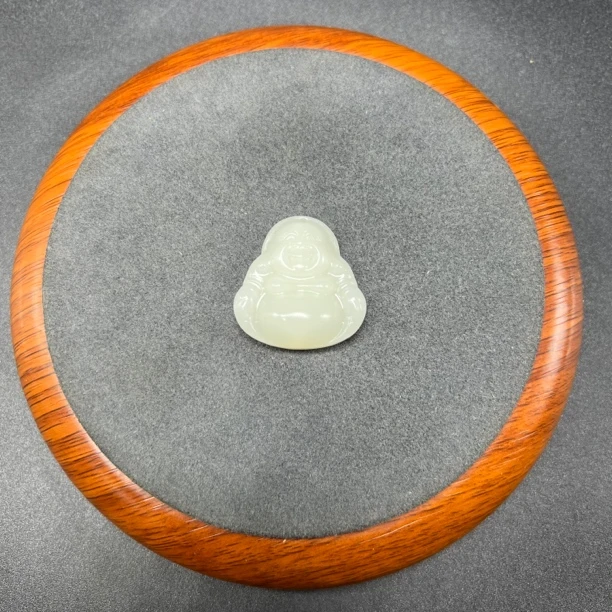 且末白小佛公吊坠