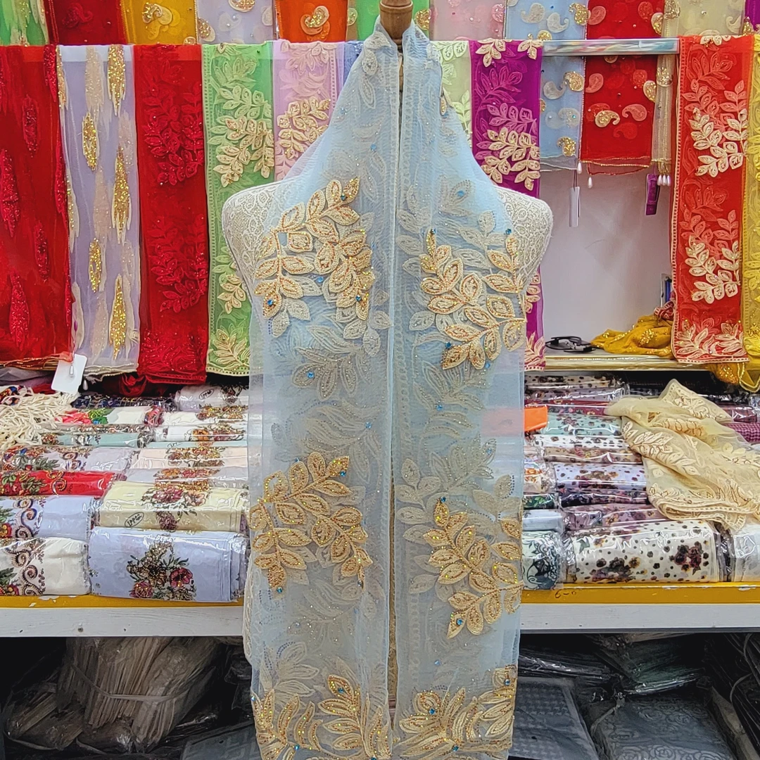 新款的围巾适合上婚礼