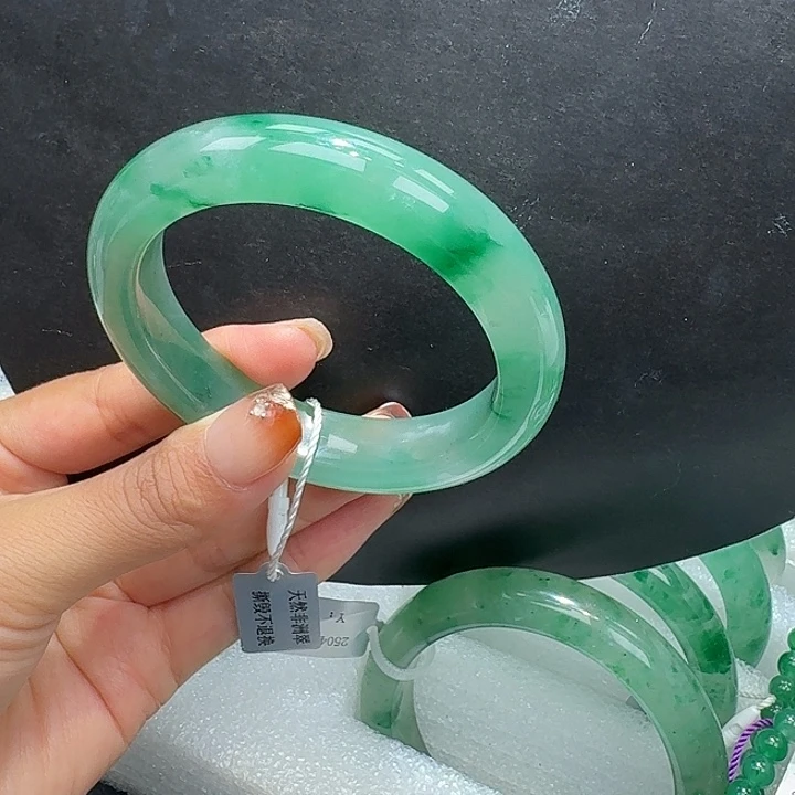 未镶嵌手镯石英质玉（非洲翠）