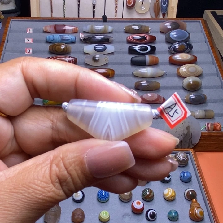 杨***泡玛瑙/玉髓未镶嵌颈饰