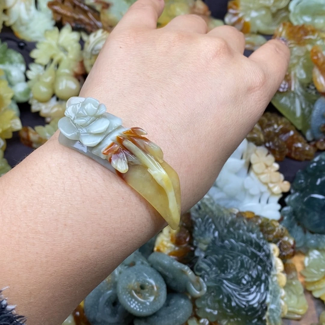 蛇纹石玉颈饰未镶嵌