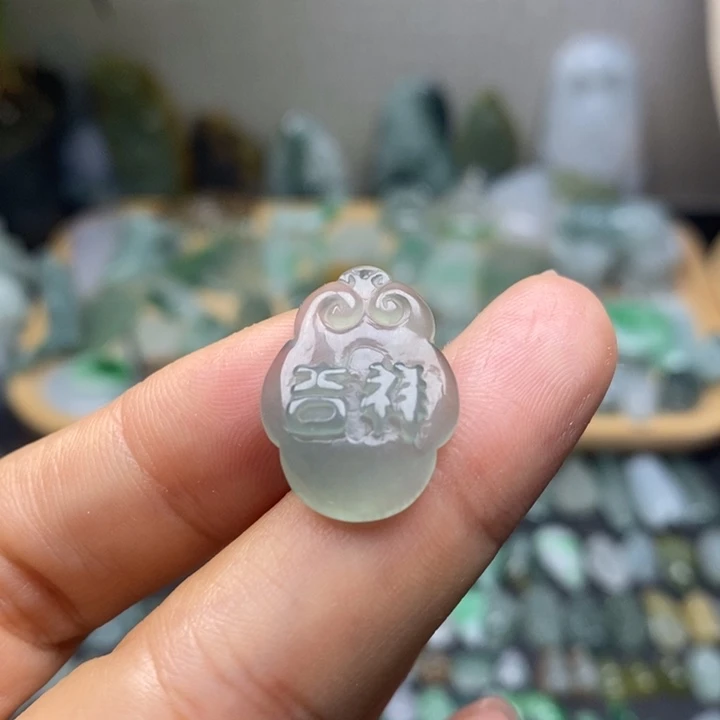翡翠未镶嵌颈饰如意锁