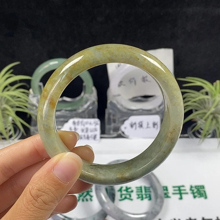 未镶嵌手镯翡翠66号。 58.8圈