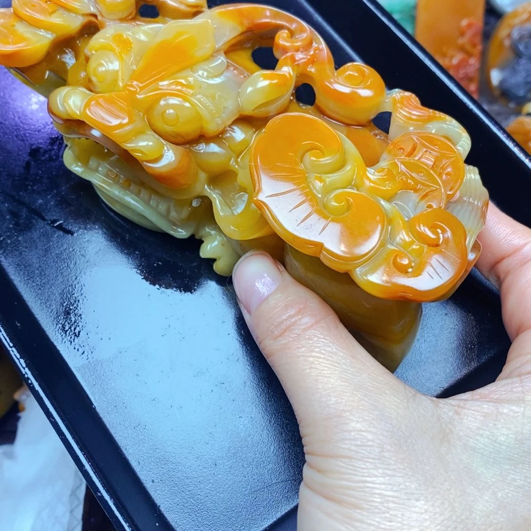 未镶嵌石英质玉（黄龙玉）颈饰