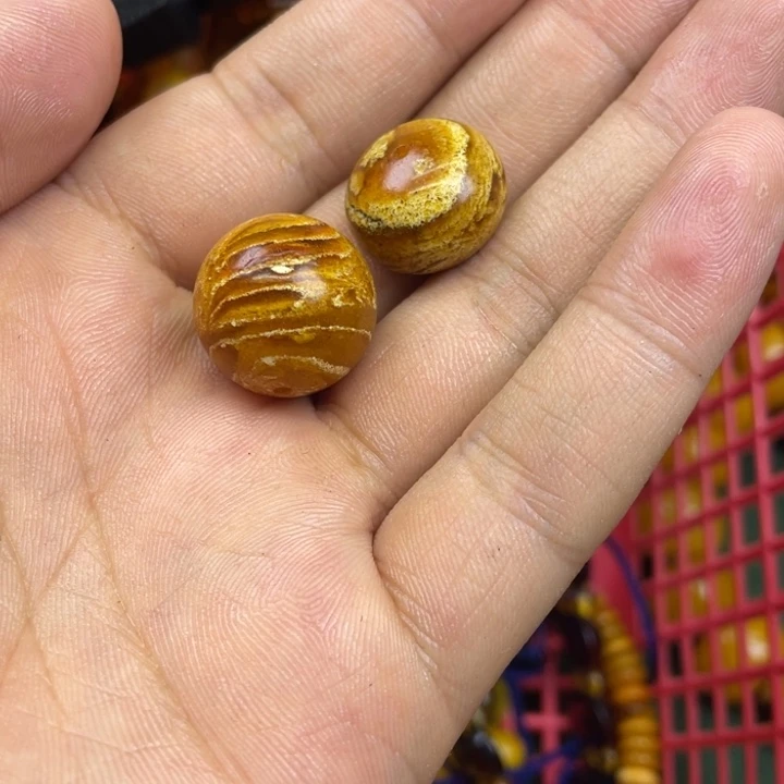 琥珀未镶嵌珠宝奇石难**心