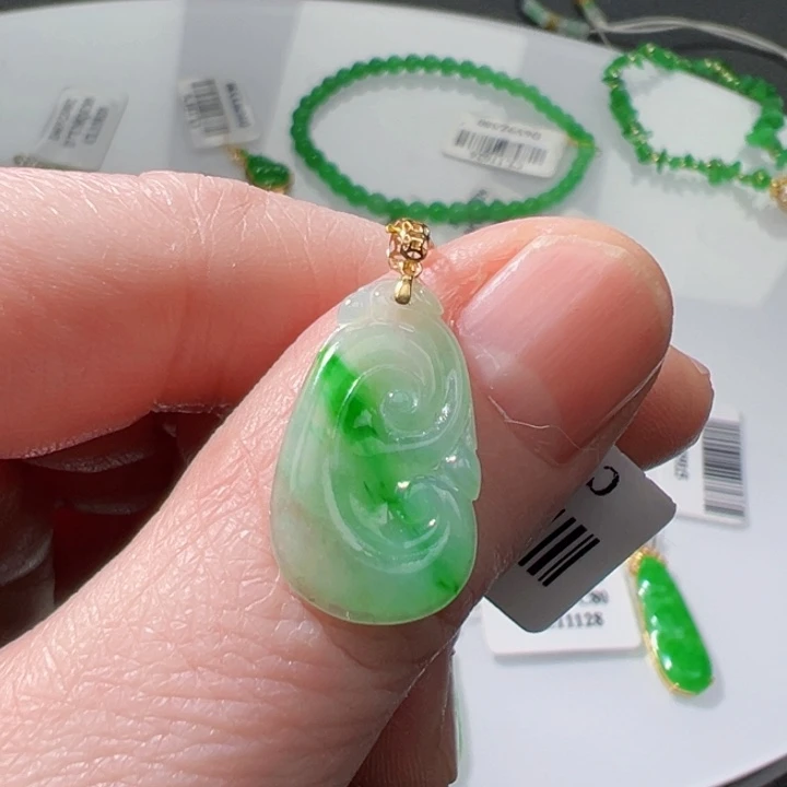 颈饰18K金镶嵌翡翠