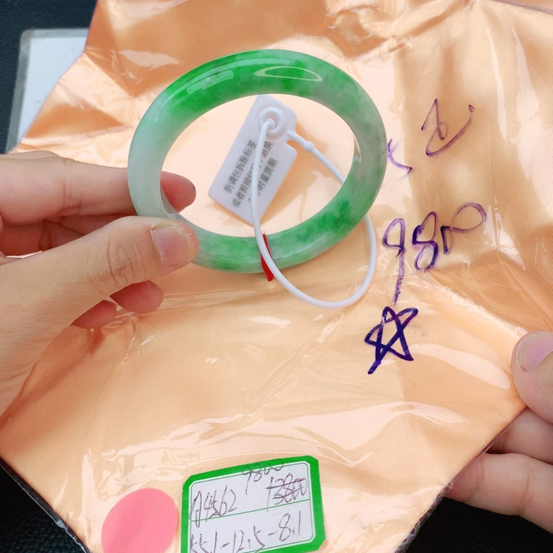 翡翠手镯未镶嵌我