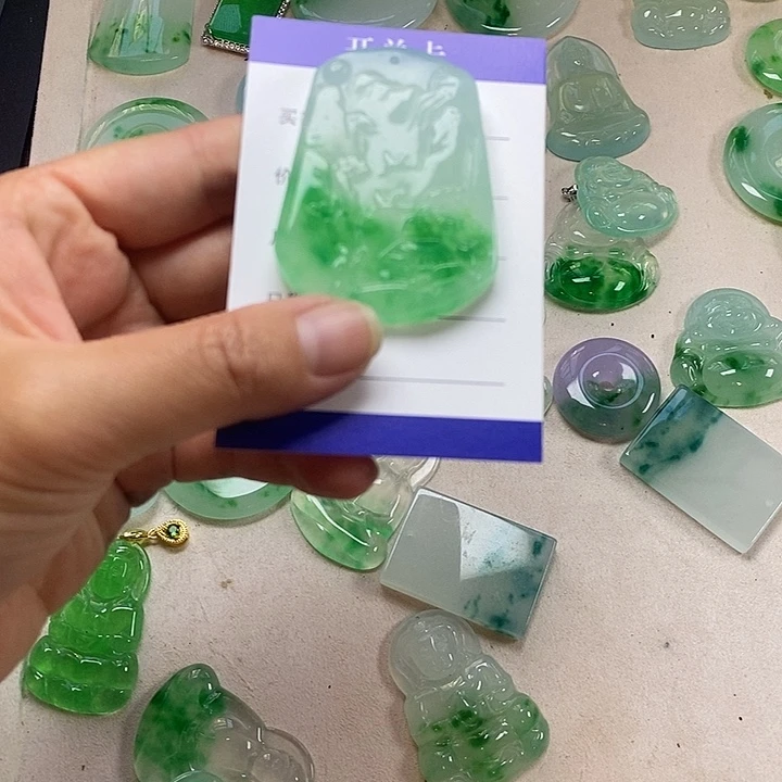 翡翠未镶嵌颈饰山水牌