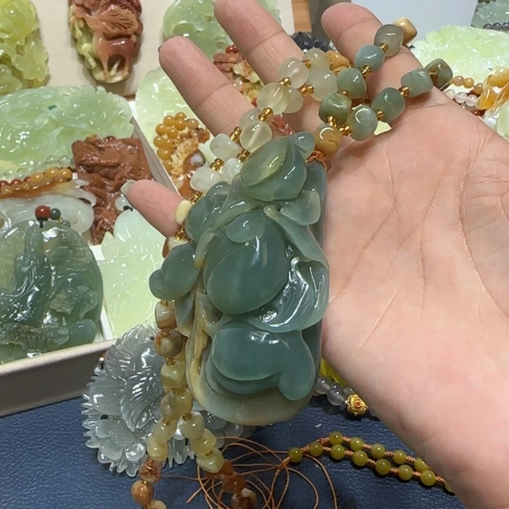 未镶嵌蛇纹石玉吊坠