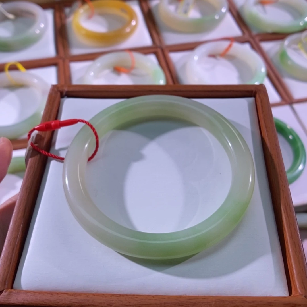 【闪购商品】未镶嵌手镯和田玉（翠青玉）