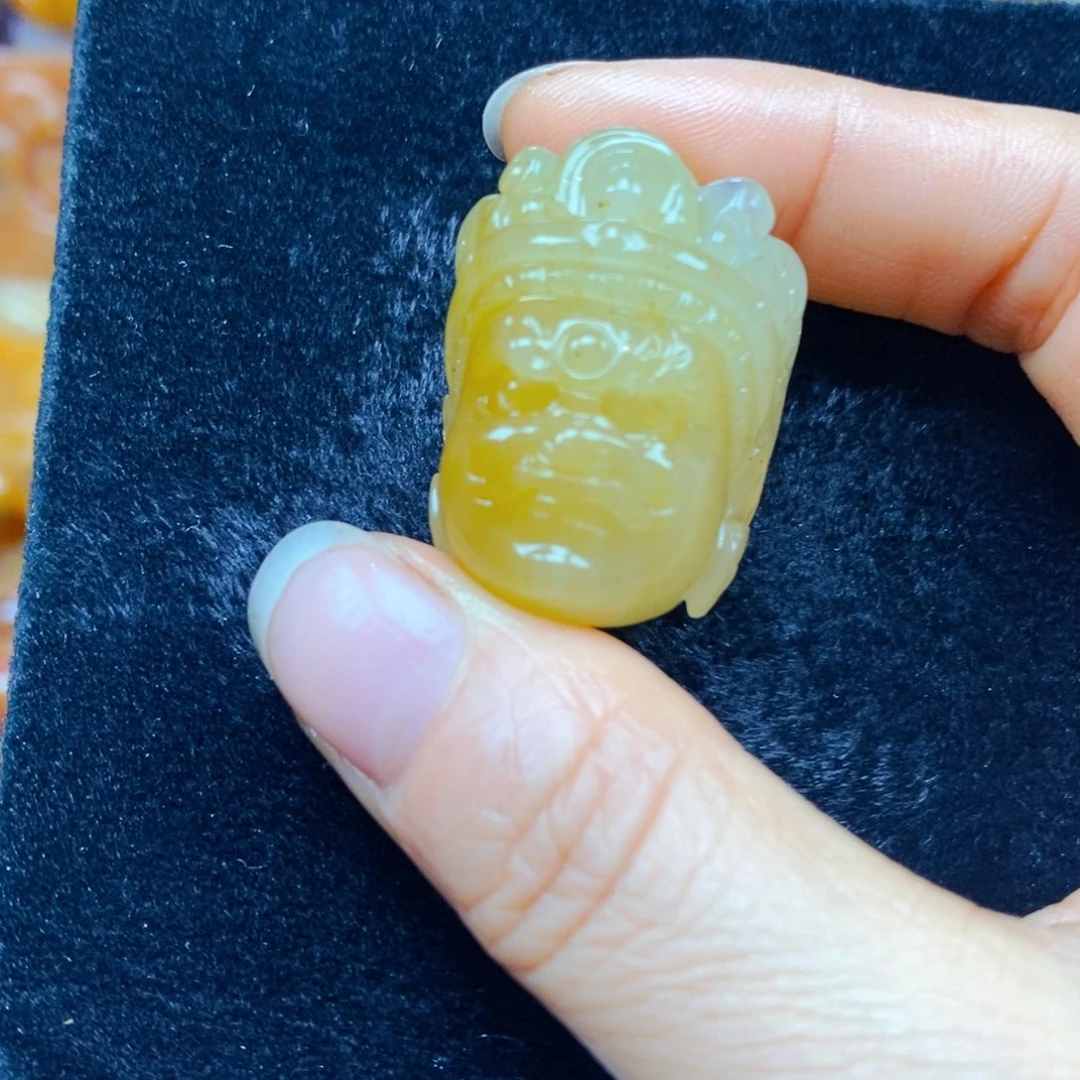 未镶嵌石英质玉（黄龙玉）颈饰