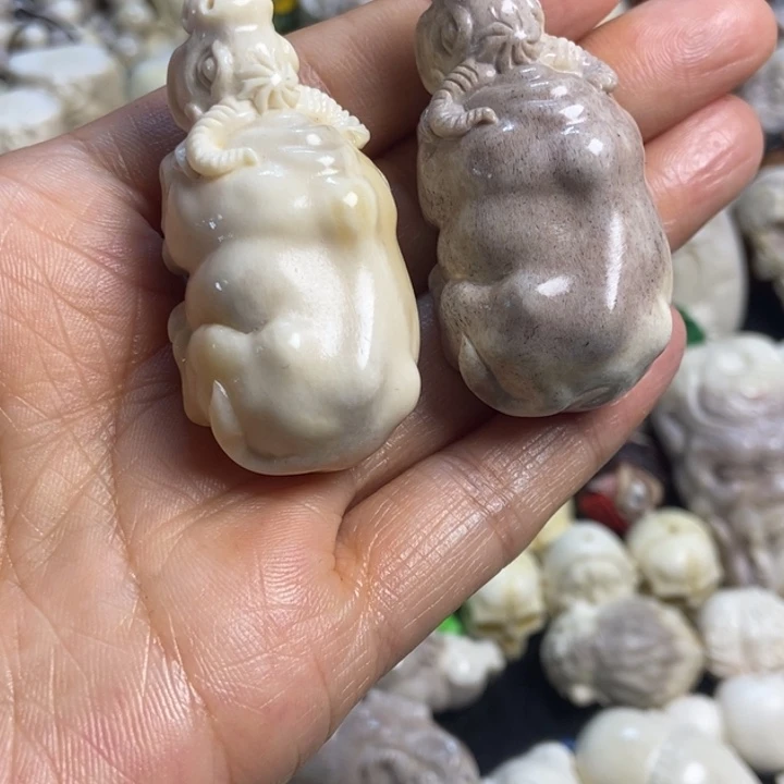 张***泼配饰鹿角雕刻一对出