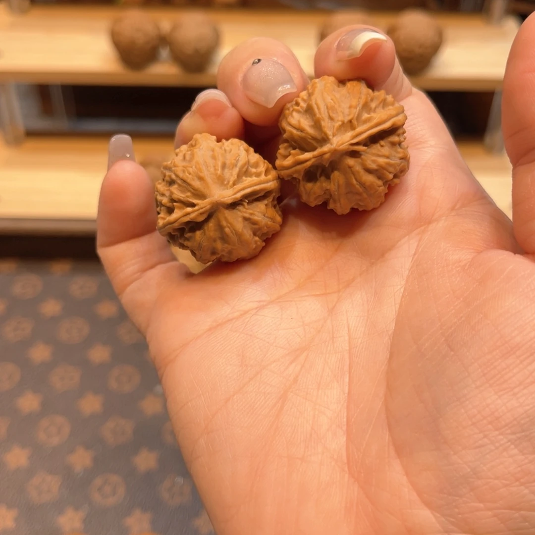 文玩核桃把件龙抓纹京八棱