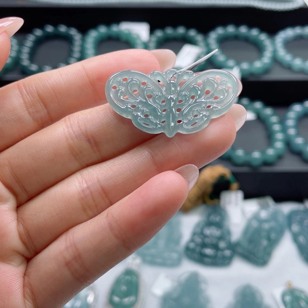 翡翠未镶嵌颈饰蝴蝶