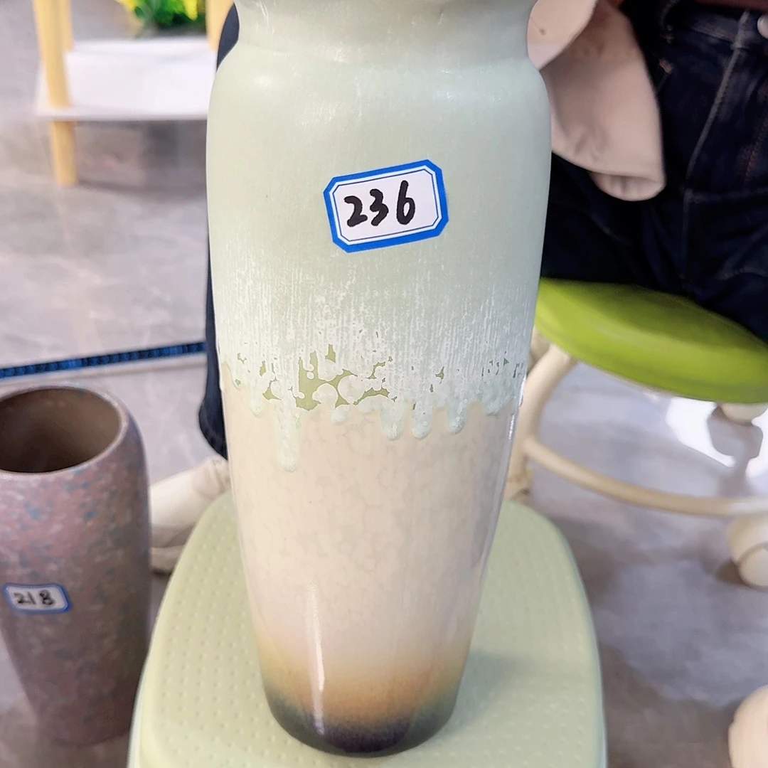 236号陶瓷高30厘米微瑕一个