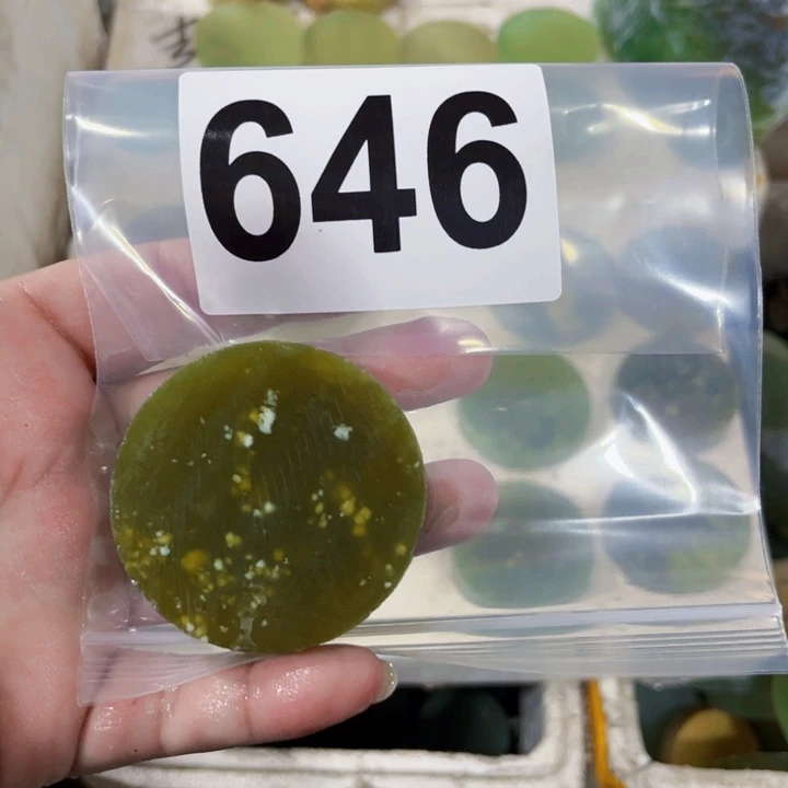 呜***人蛇纹石玉未镶嵌珠宝半成品