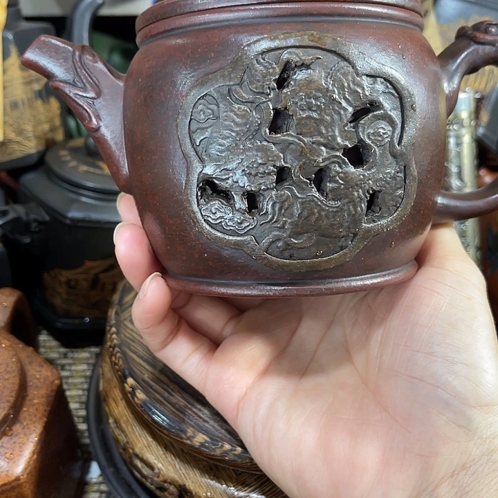 茶壶紫砂原矿泥料手工制作的一把紫砂壶。