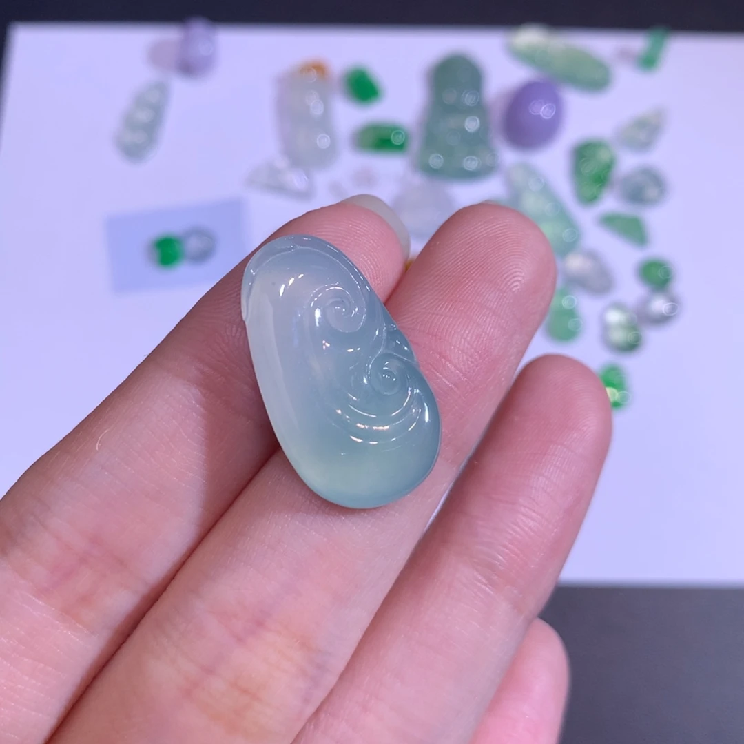 翡翠未镶嵌颈饰如意