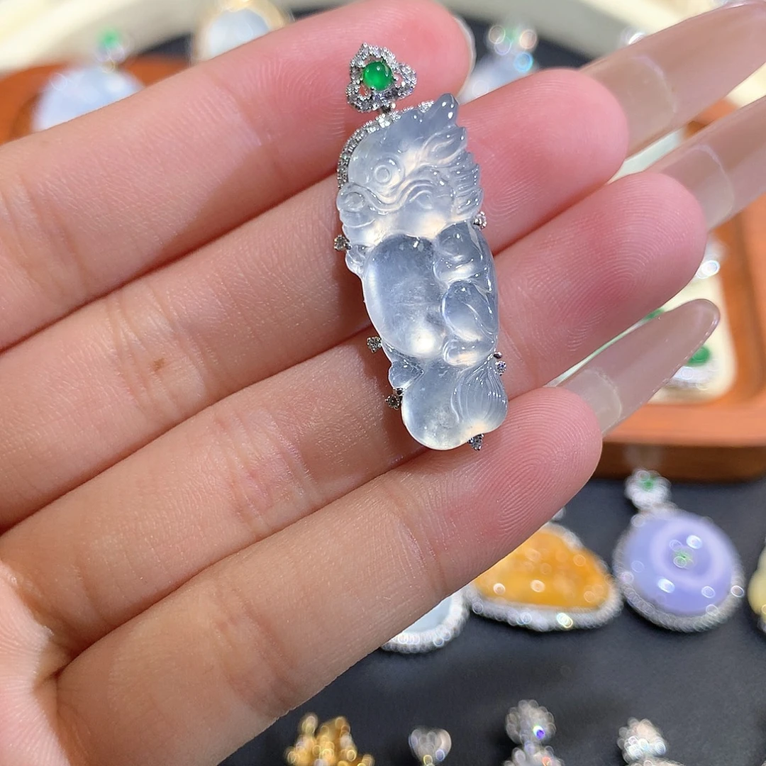 翡翠18K金镶嵌颈饰玻璃龙宝宝