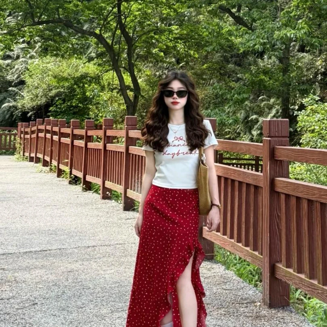 B368夏季新款纯欲甜美风正肩T恤上衣搭配开叉碎花半身裙两件套女