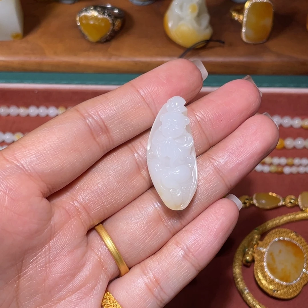 颈饰未镶嵌和田玉（糖玉）