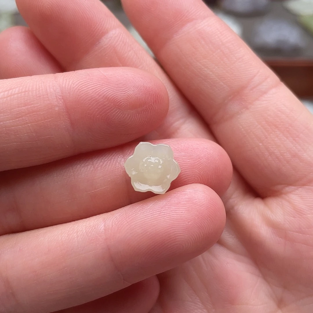 和田玉未镶嵌颈饰小莲花