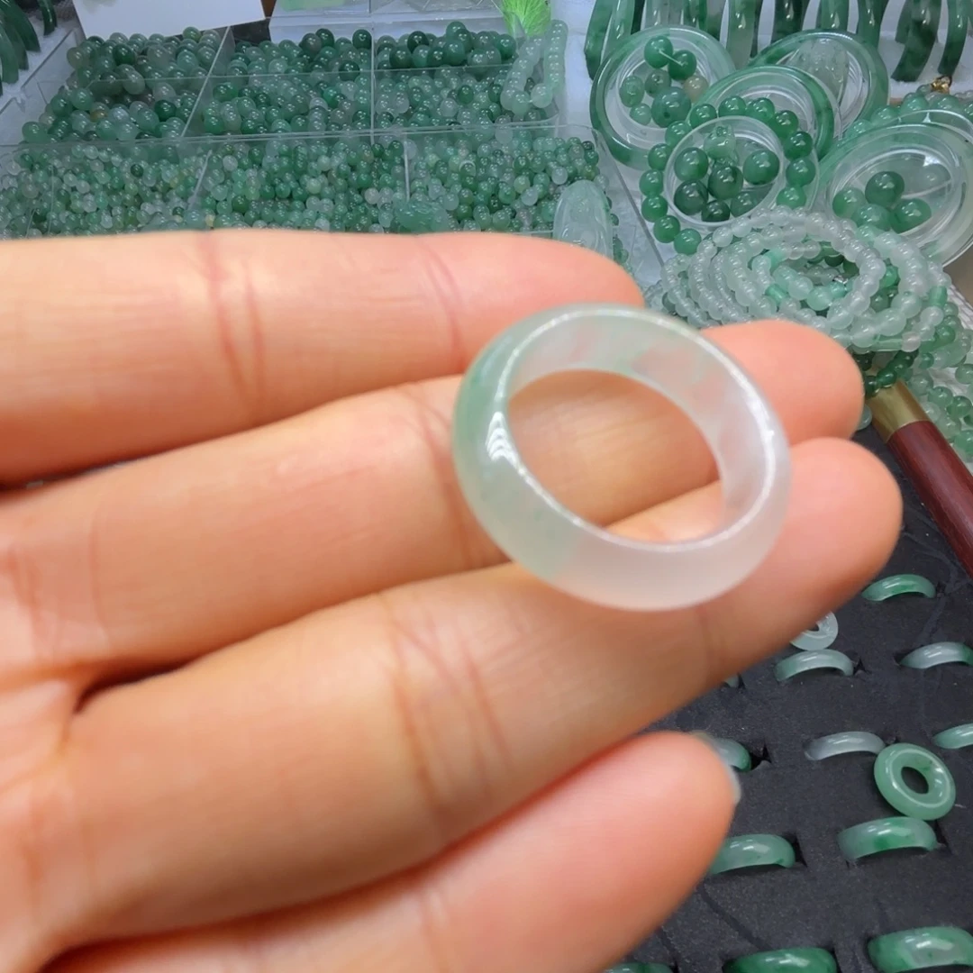 石英质玉（非洲翠）未镶嵌散珠白冰戒指