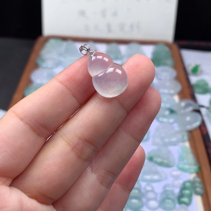 颈饰18K金镶嵌翡翠冰种葫芦