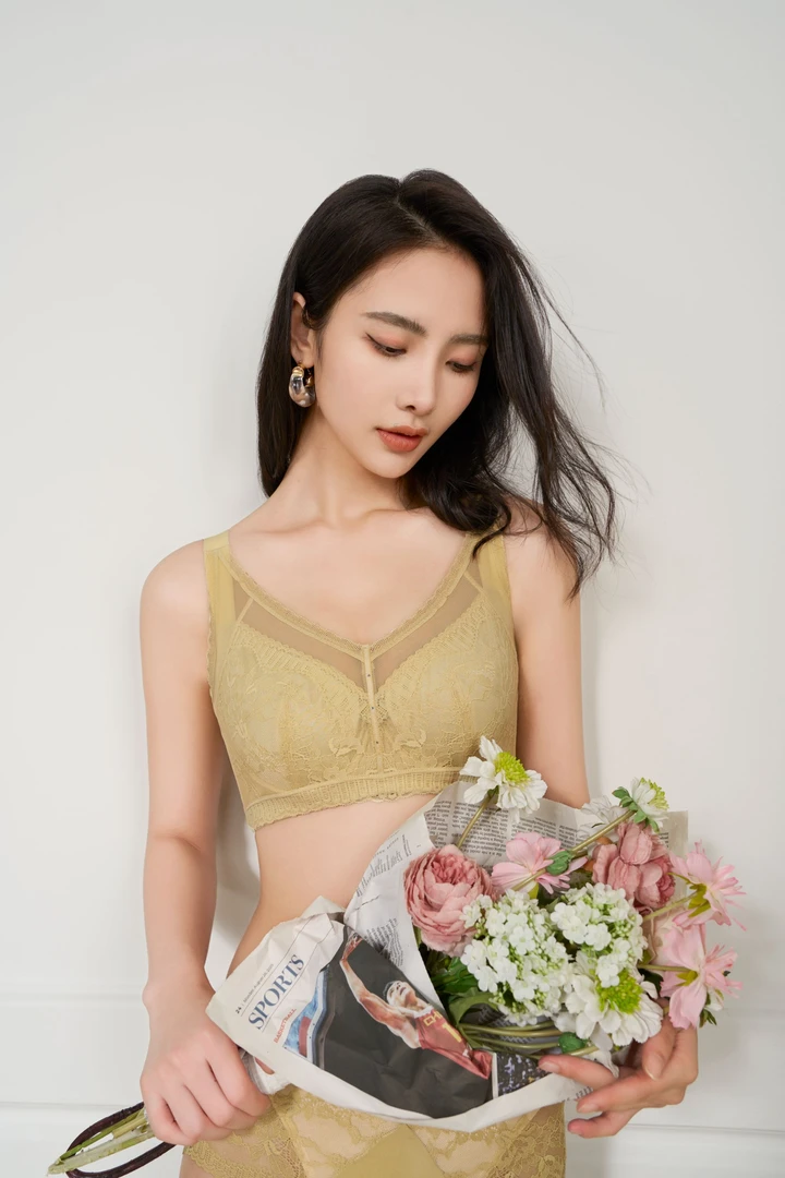 大胸显小内衣薄款性感蕾丝收副乳调整型文胸