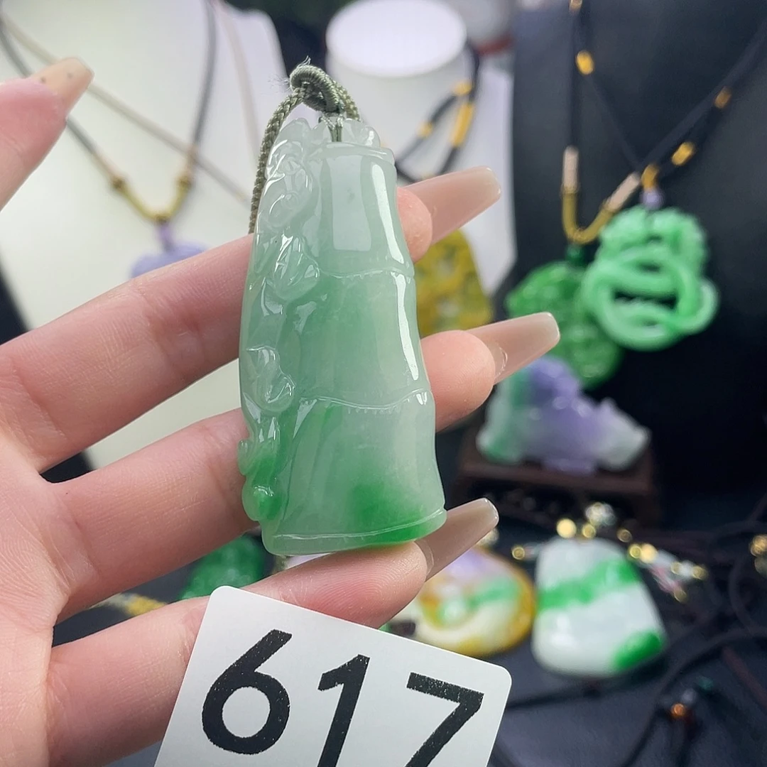 翡翠未镶嵌吊坠(赠链)