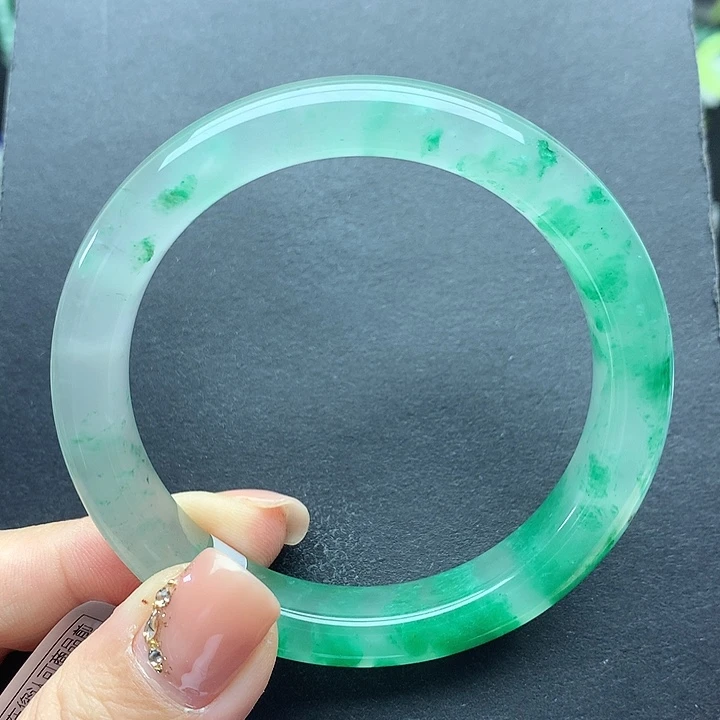 就***品石英质玉未镶嵌手镯